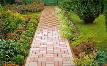Features of laying a brick country path